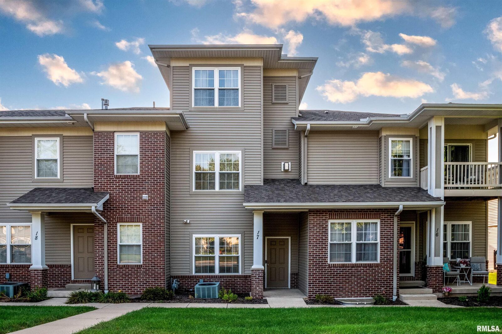 Property Photo: 11217 N Oakwood Drive 17 IL 61615