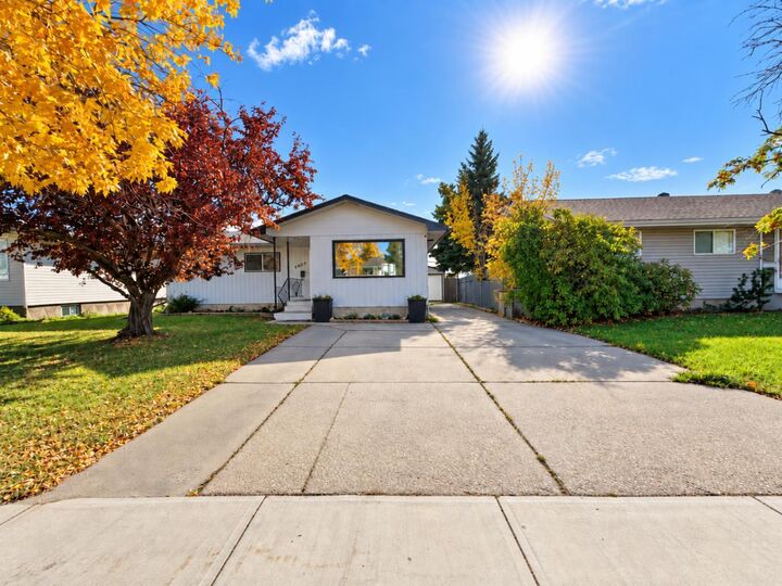 Property Photo:  9409 108 Avenue  AB T8V 1M9 