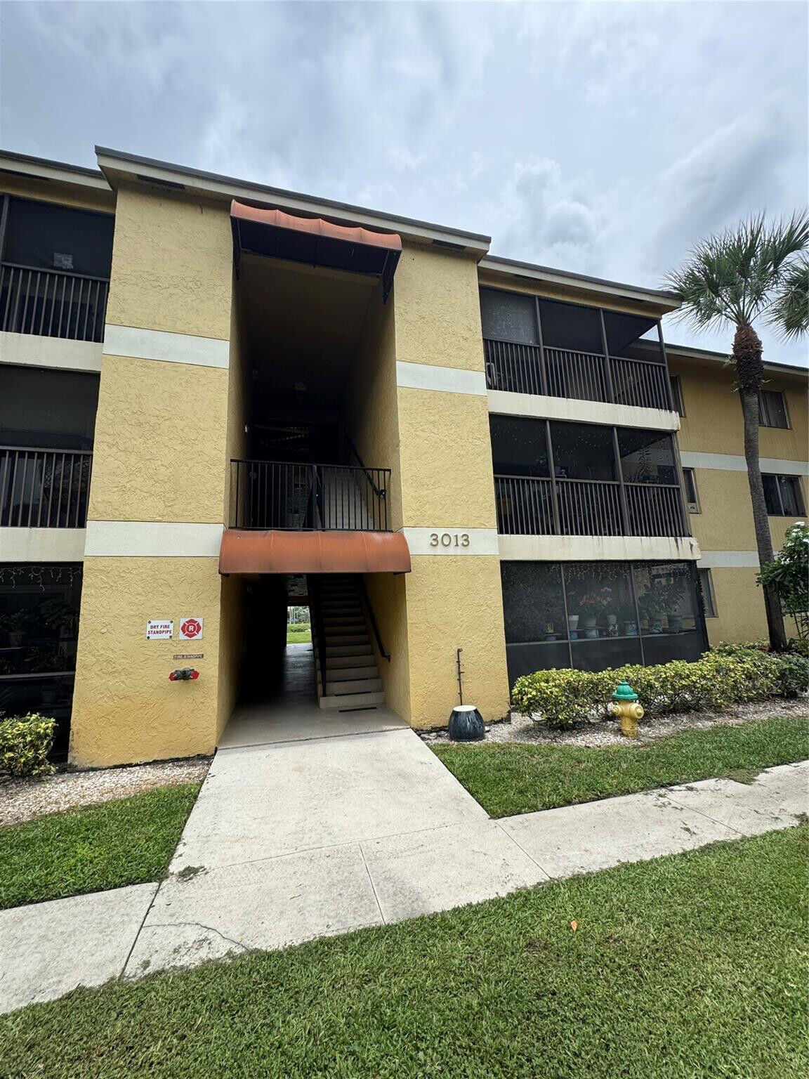 Property Photo: 3013 N Oakland Forest Drive 106 FL 33309