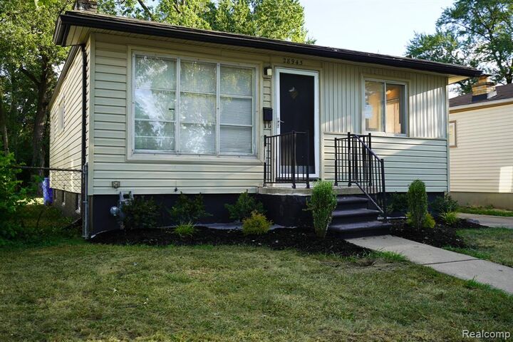 Property Photo:  28945 Oakwood Street  MI 48141 
