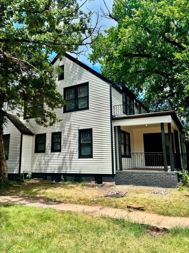 Property Photo:  701 E 4th St  KS 67114 