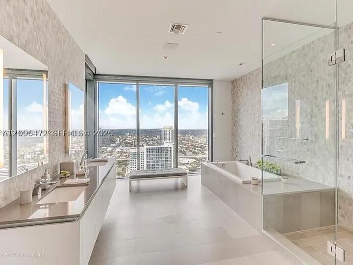Property Photo:  68 SE 6th St 3901  FL 33131 
