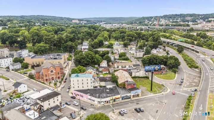 Property Photo:  872 Bank Street  CT 06708 