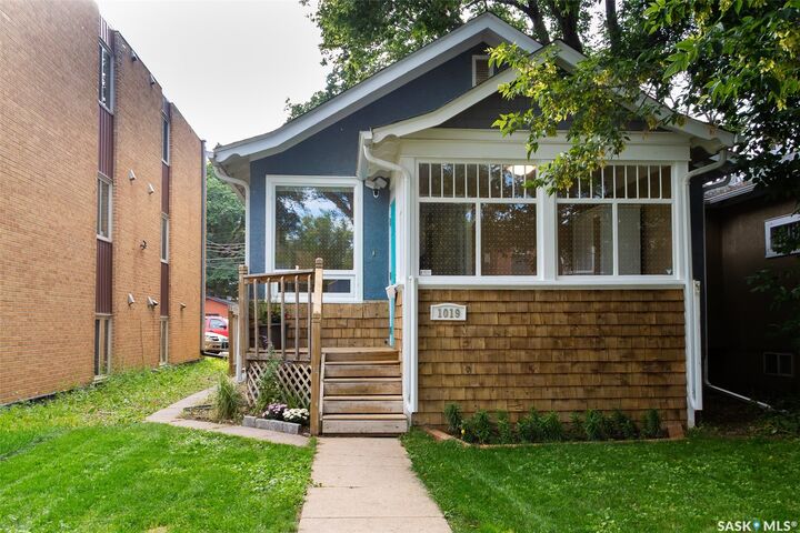 Property Photo:  1019 C Avenue N  SK S7L 1K1 