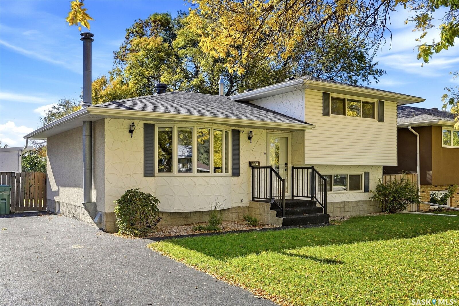 Property Photo:  147 Rink Avenue  SK S4R 5W2 