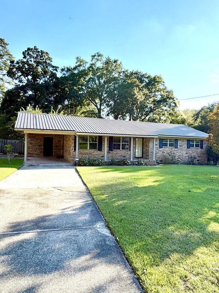 Property Photo: 508 Devaughn AL 36301