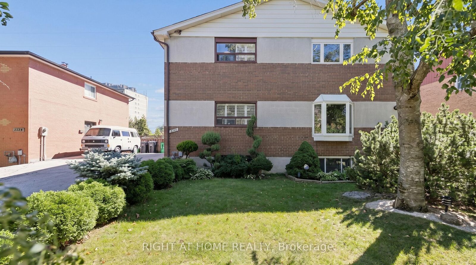 Property Photo:  2260 Wiseman Court  ON L5J 1P2 