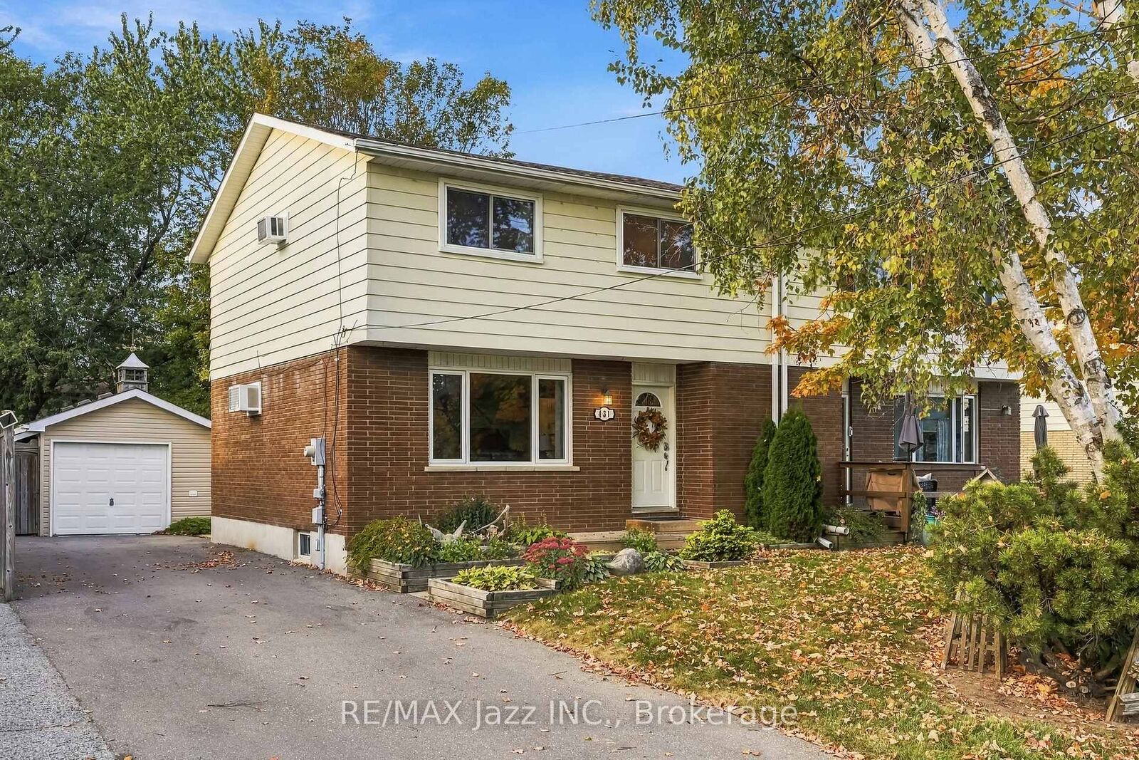 Property Photo:  431 Bay Street  ON L9L 1M7 