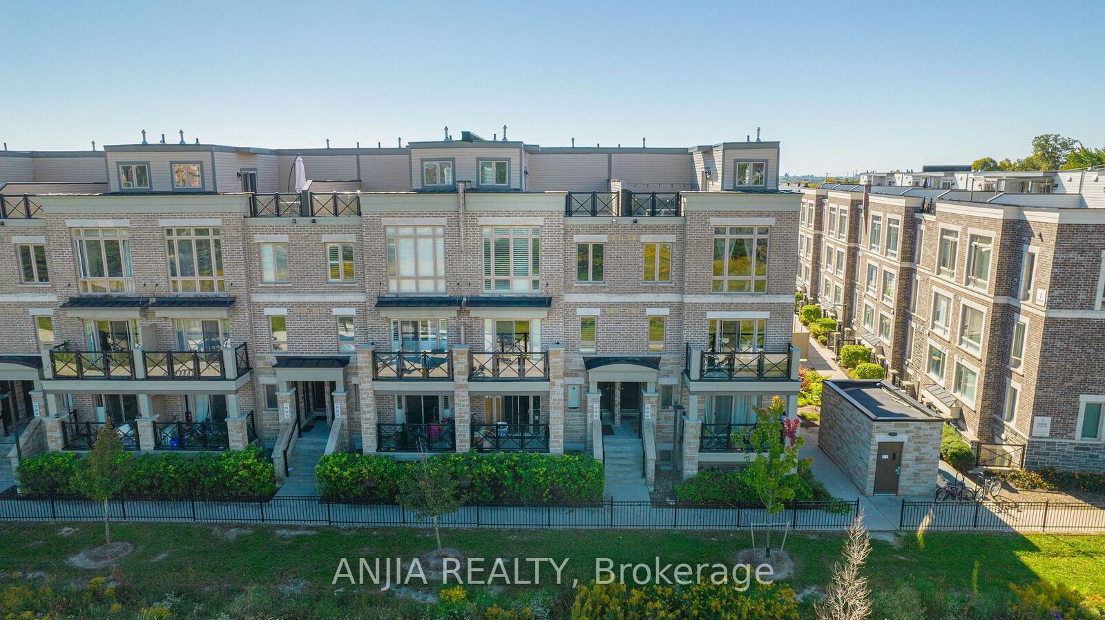 Property Photo:  10 Dunsheath Way 207  ON L6B 1N3 