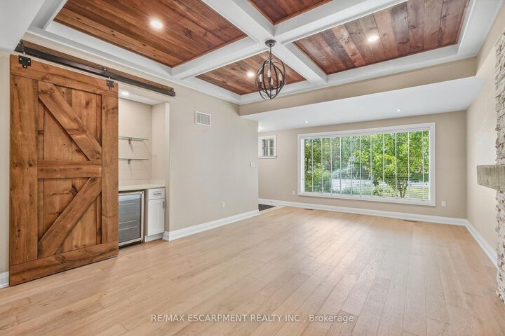 Property Photo:  707 King Road Main  ON L7T 3K5 