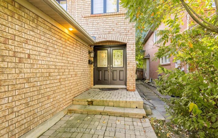 Property Photo:  6464 Hampden Woods Road  ON L5N 7V9 