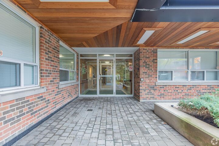 Property Photo:  291 Avenue Road 807  ON M4V 2G9 
