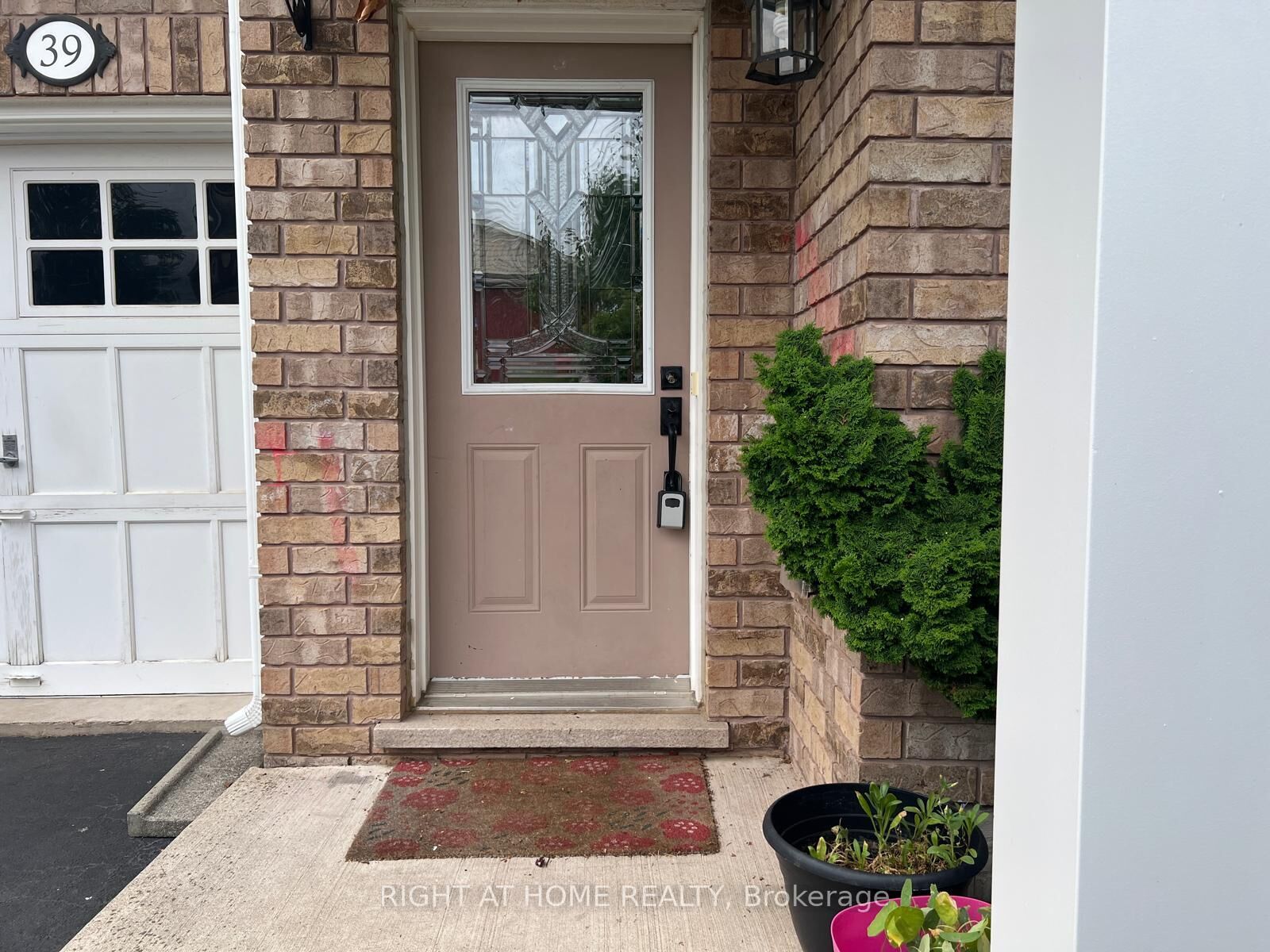 Property Photo:  39 Golden Iris Crescent  ON L8B 0R6 