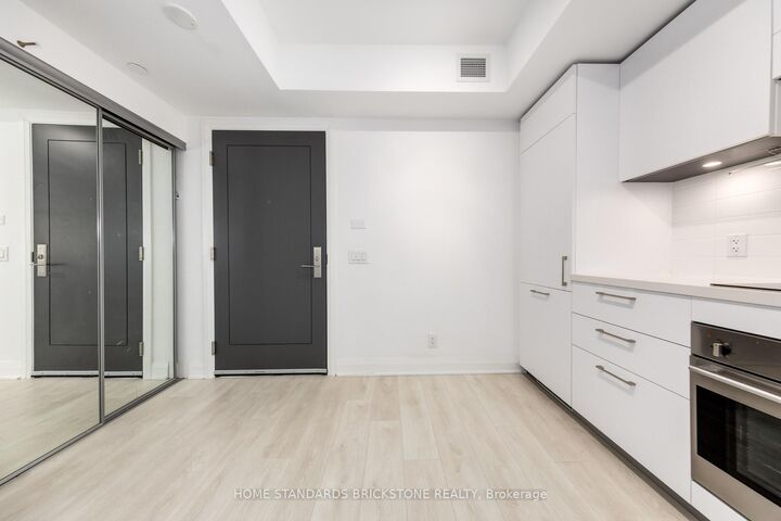 Property Photo:  33 Frederick Todd Way 429  ON M4G 0C9 
