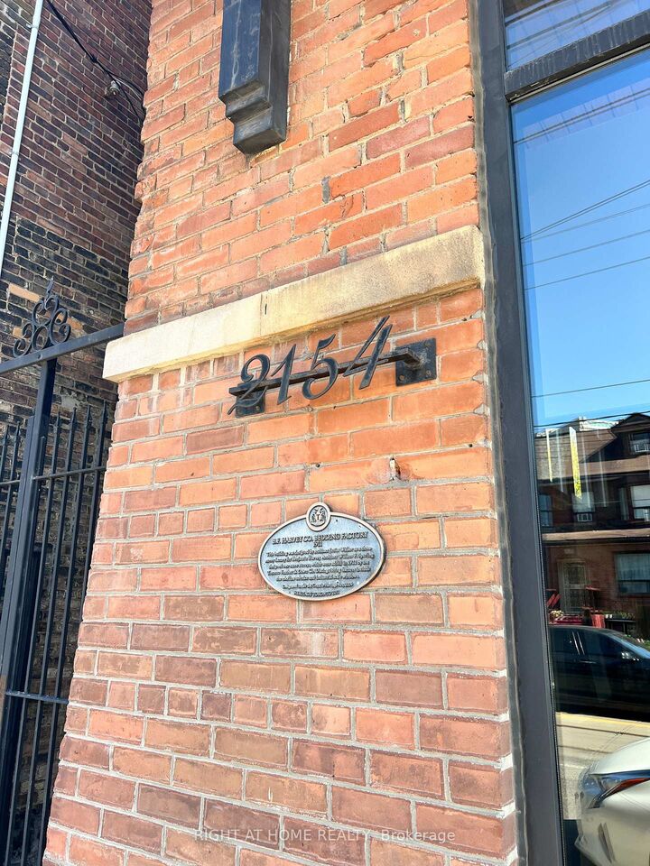 Property Photo:  2154 Dundas Street W 406  ON M6R 1X3 