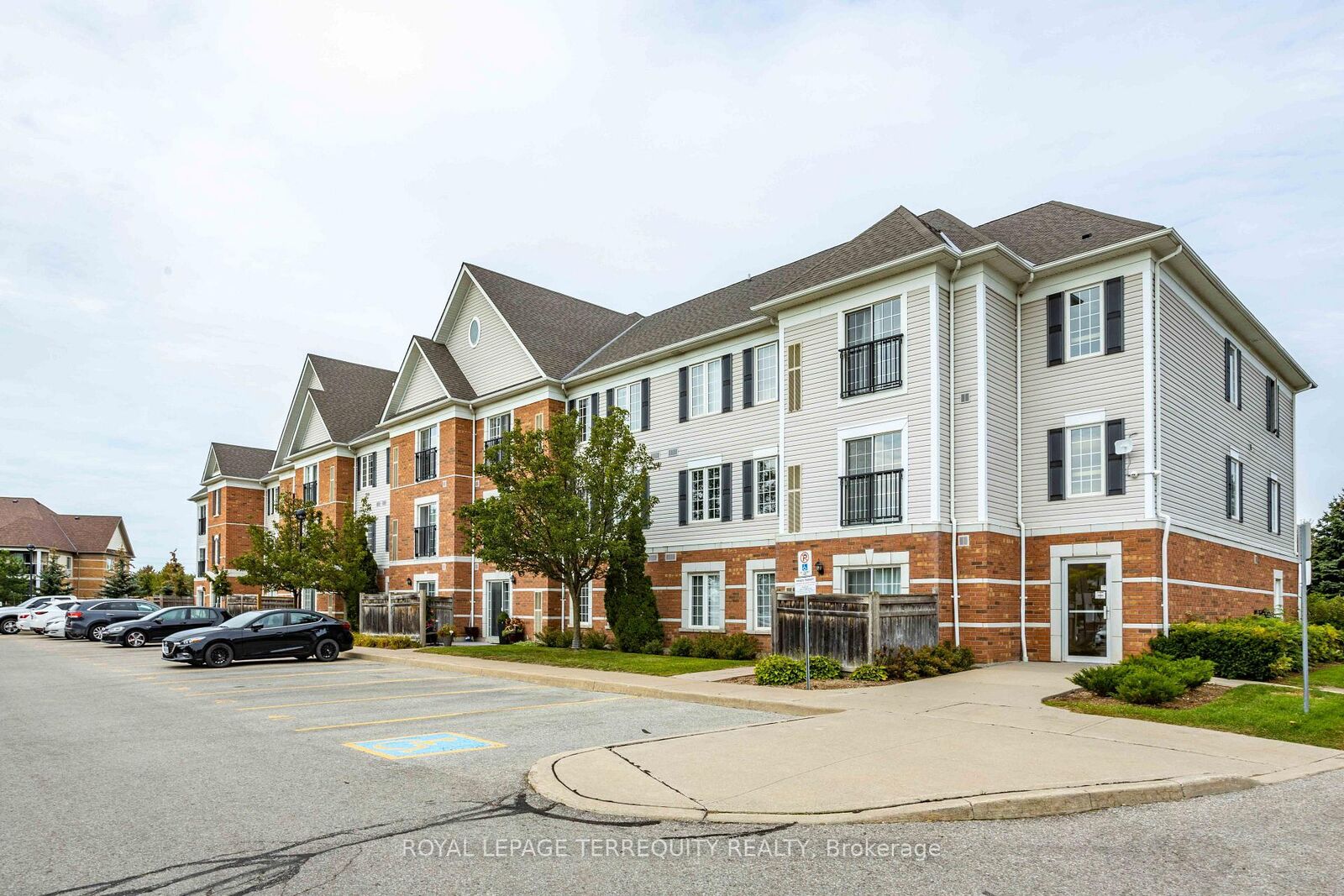 Property Photo:  94 Aspen Springs Drive 211  ON L1C 5N4 