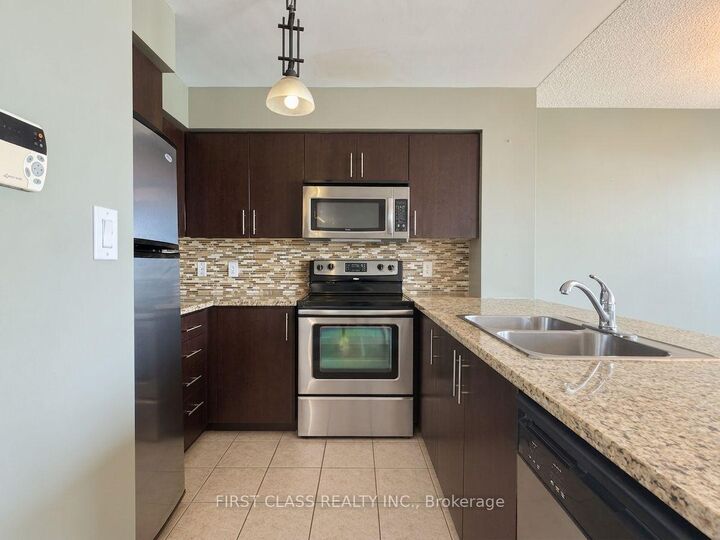 Property Photo:  208 Enfield Place 2802  ON L5B 0G8 