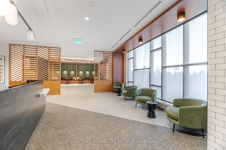 Property Photo:  2495 Eglinton Avenue W 2203  ON L5M 2T2 