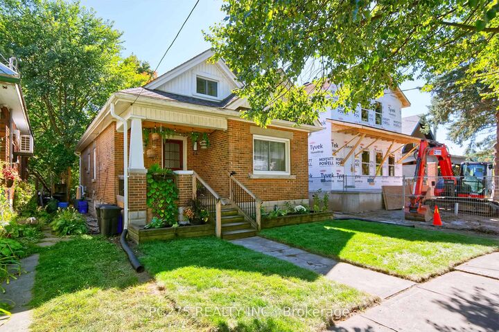Property Photo:  16 Barrington Avenue  ON N6H 1J9 