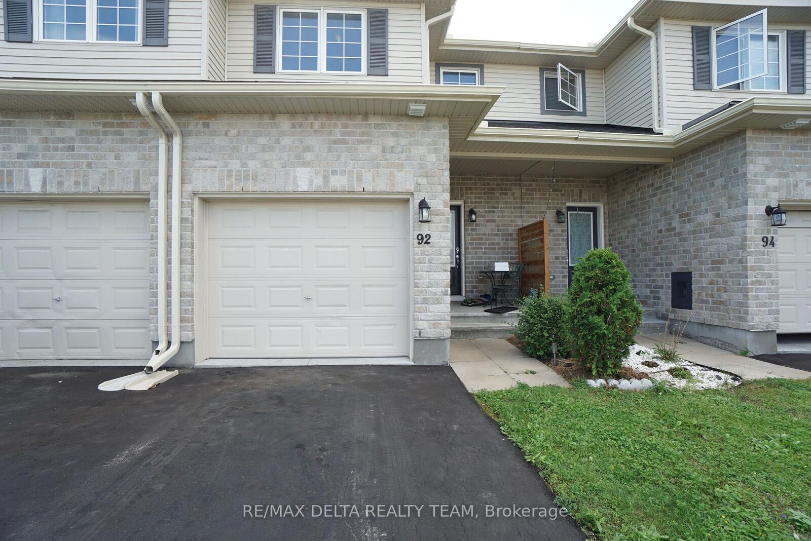 Property Photo: 92 Bellwood Drive ON K7S 0H7