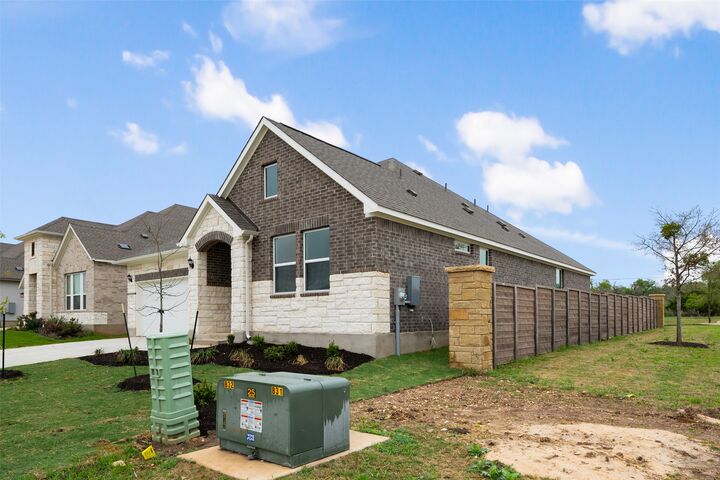 Property Photo: 553 Redding Way TX 78633