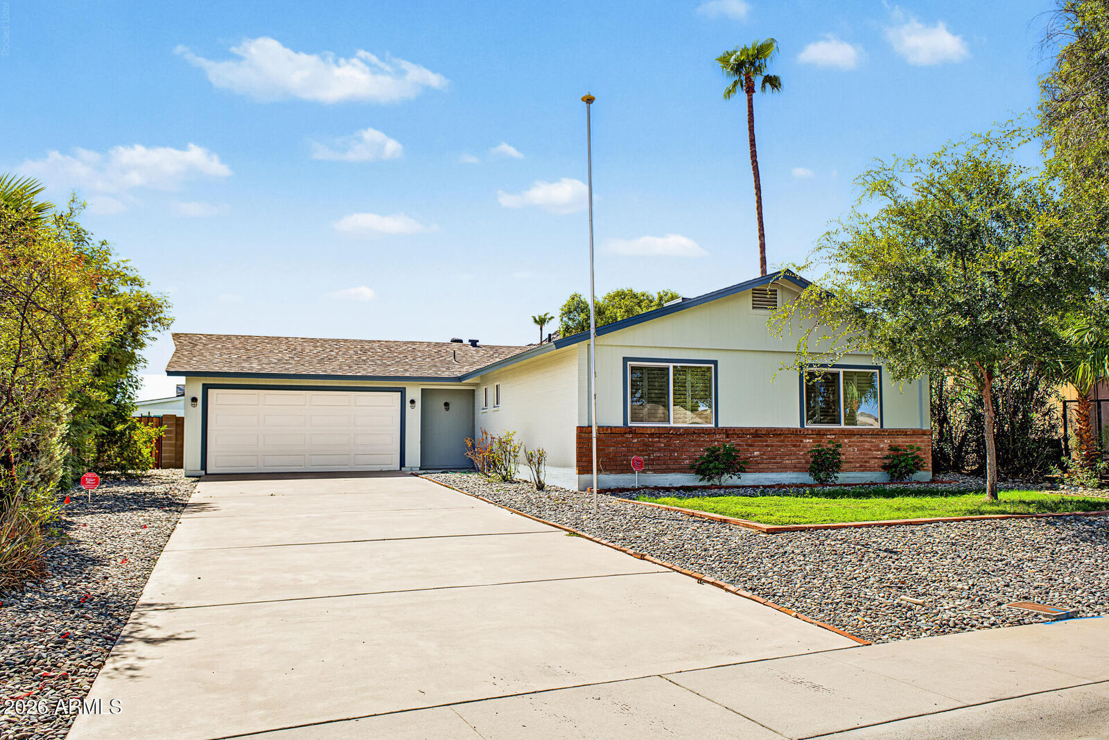 Property Photo: 2301 E Laurel Lane AZ 85028