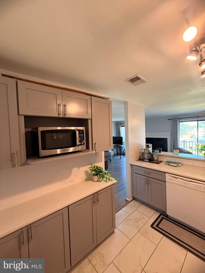 Property Photo: 1006 Warwick Court B VA 20164