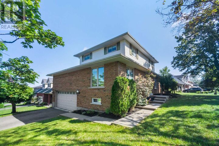 Property Photo: 958 Smithside Court ON K9J 8E2