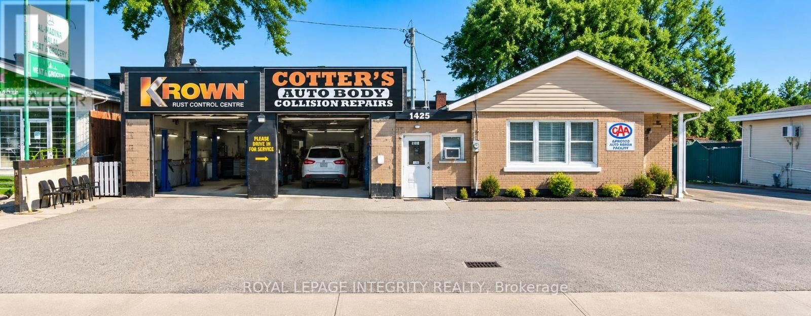 Property Photo: 1425 Woodroffe Avenue ON K2G 1V9