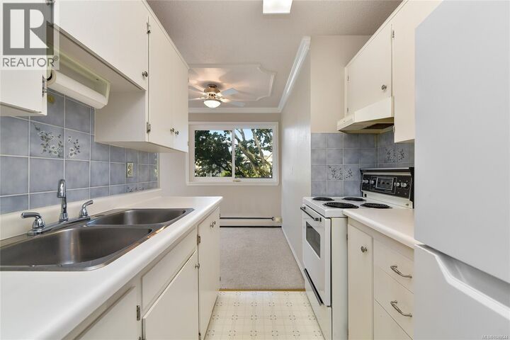 Property Photo: 2095 Oak Bay Avenue 301 BC V8R 1E6