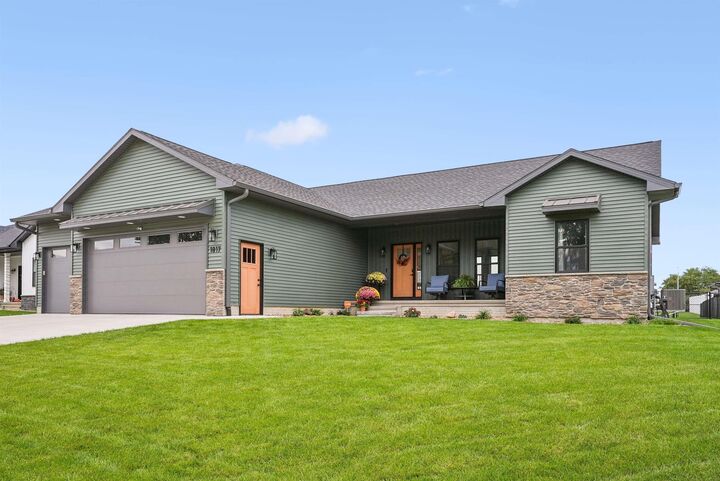 Property Photo:  1817 Ashworth Drive  IA 50613 