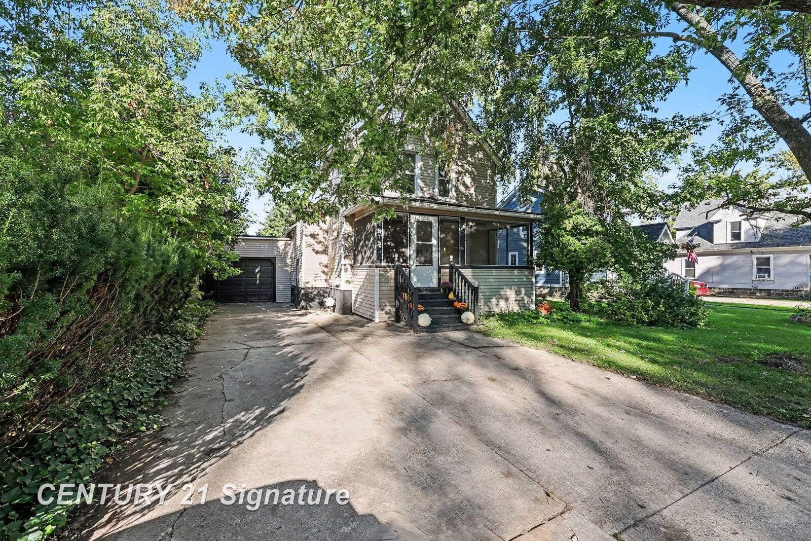 Property Photo: 615 N Main Street MI 48118