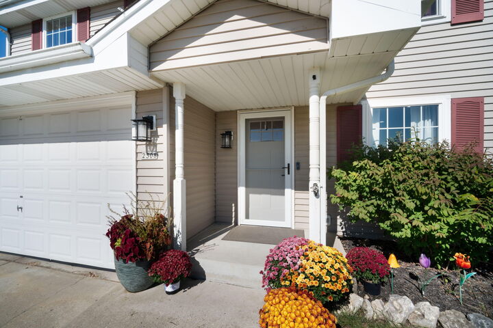 Property Photo:  2308 Linda Ct  WI 53188 