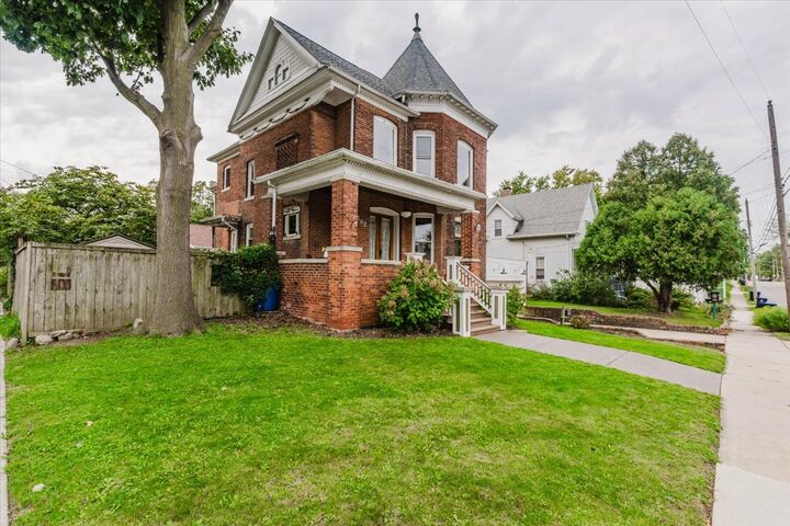 Property Photo:  302 W Wood Street  IL 61701 