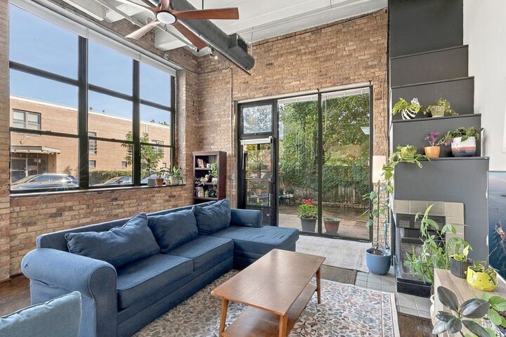 Property Photo:  1111 W Cornelia Avenue 102  IL 60657 