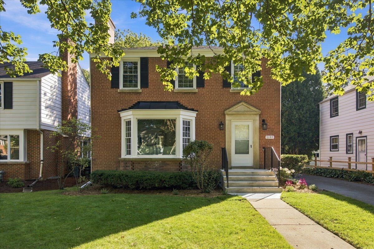 Property Photo: 2107 Lincolnwood Drive IL 60201