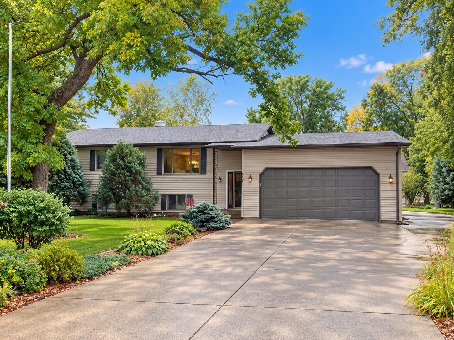 Property Photo: 638 Kim Avenue MN 55339