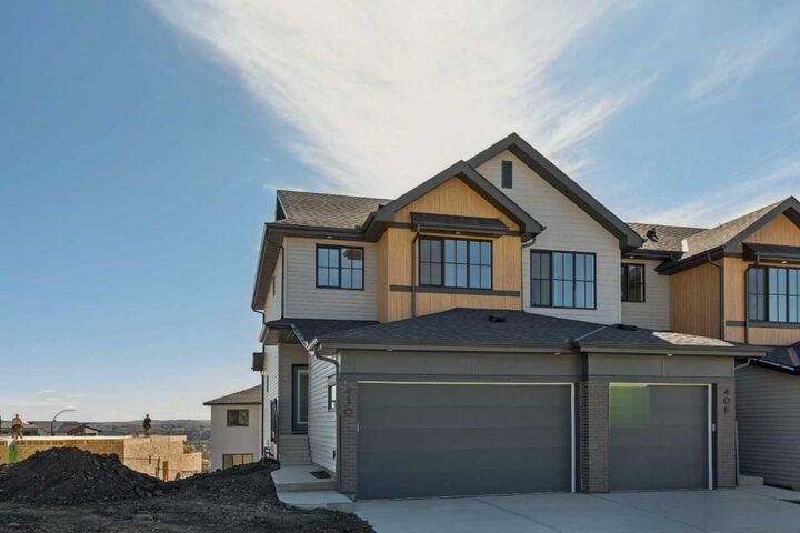 Property Photo:  410 Heritage Boulevard  AB T4C 0L3 