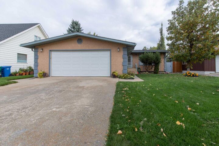 Property Photo:  3905 23 Avenue S  AB T1K 3T5 