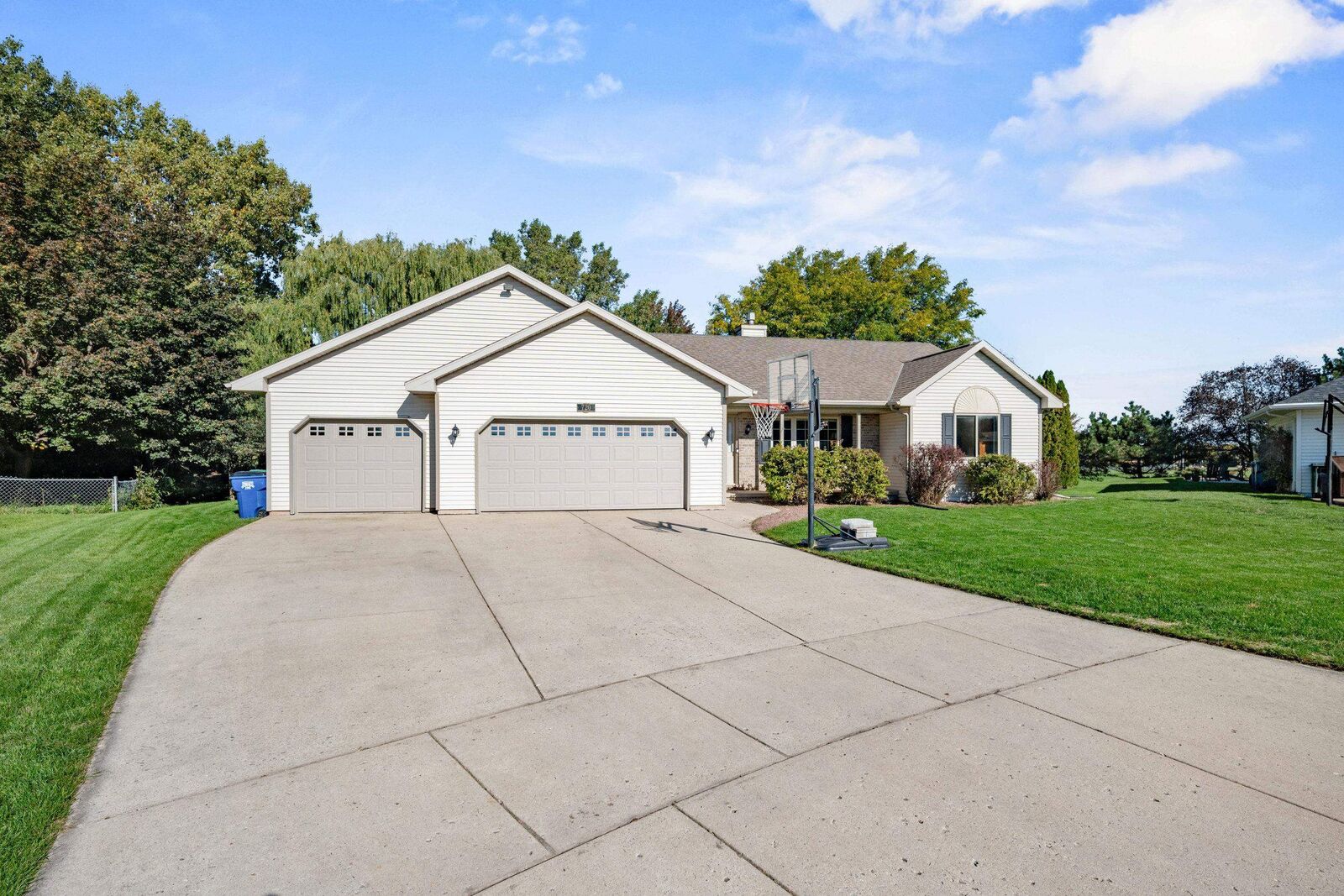 Property Photo: 720 Hickory Valley Court WI 54115