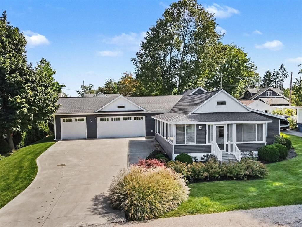 Property Photo:  565 Grove Avenue  MI 49423 