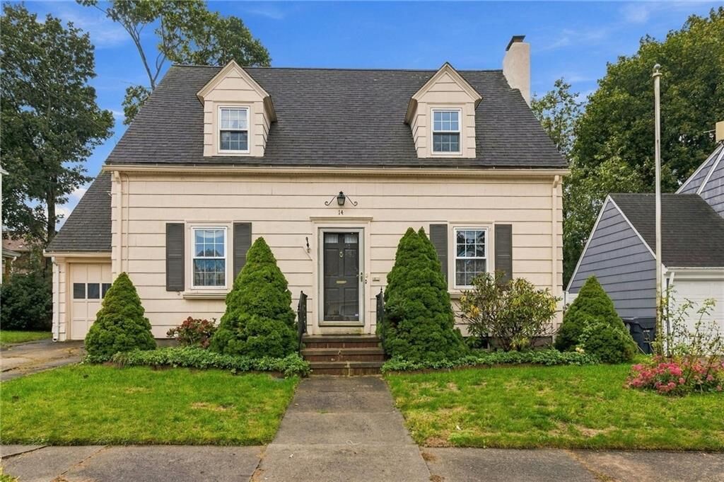 Property Photo:  14 Englewood Lane  RI 02888 