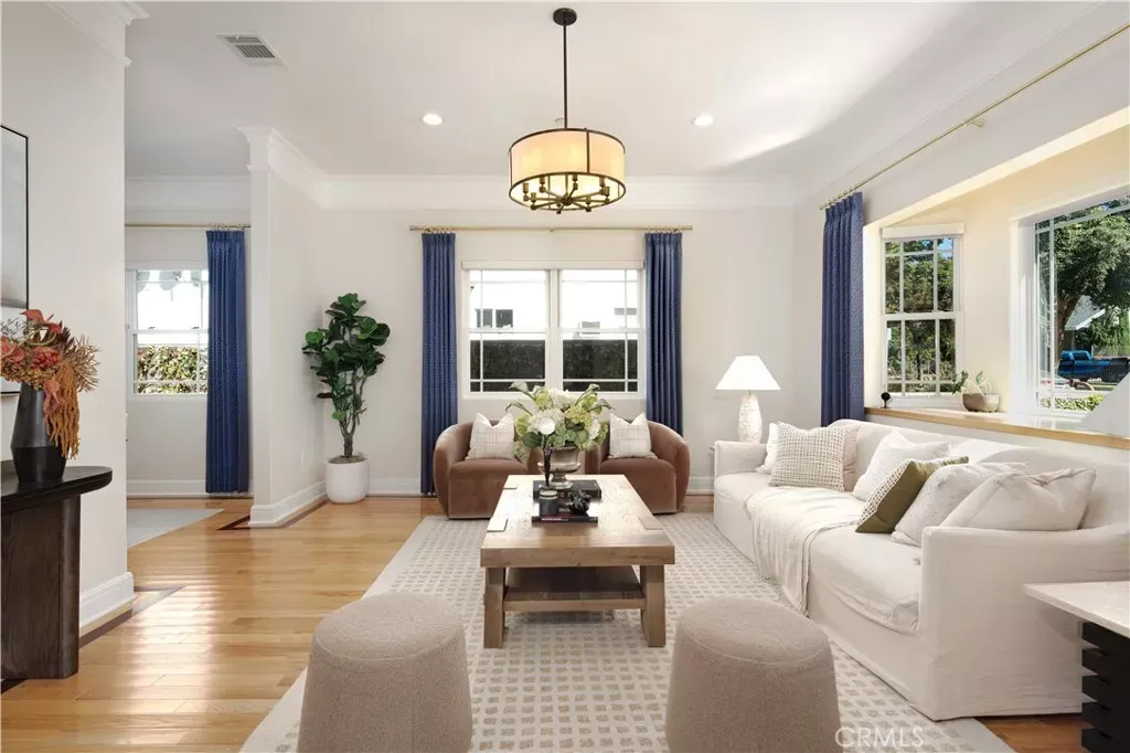 Property Photo:  877 N Oakland  CA 91104 