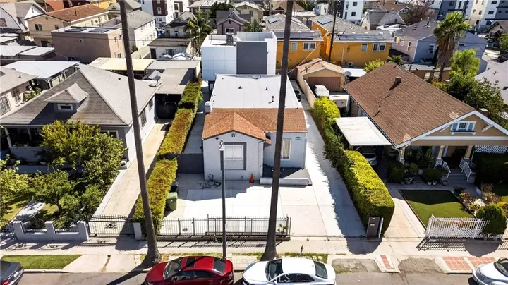 Property Photo:  1302 W 35th  CA 90007 