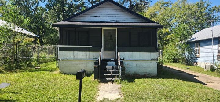 Property Photo:  1021 Blackshear Street  AL 36303 