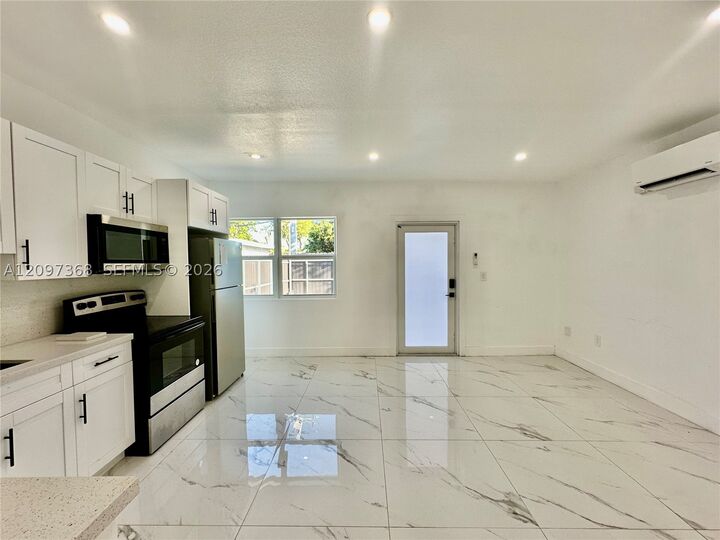 Property Photo: 1700 Thomas St 1 FL 33020