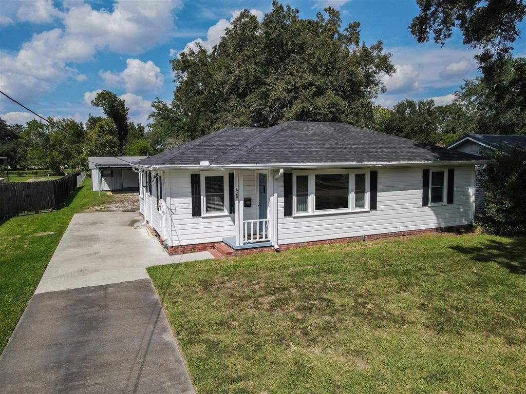 Property Photo: 428 W Claude Street W LA 70605