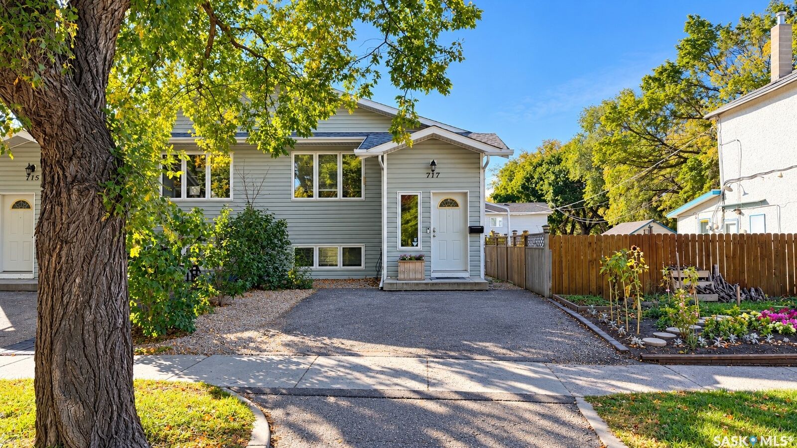 Property Photo:  717 31st Street W  SK S7L 0R5 