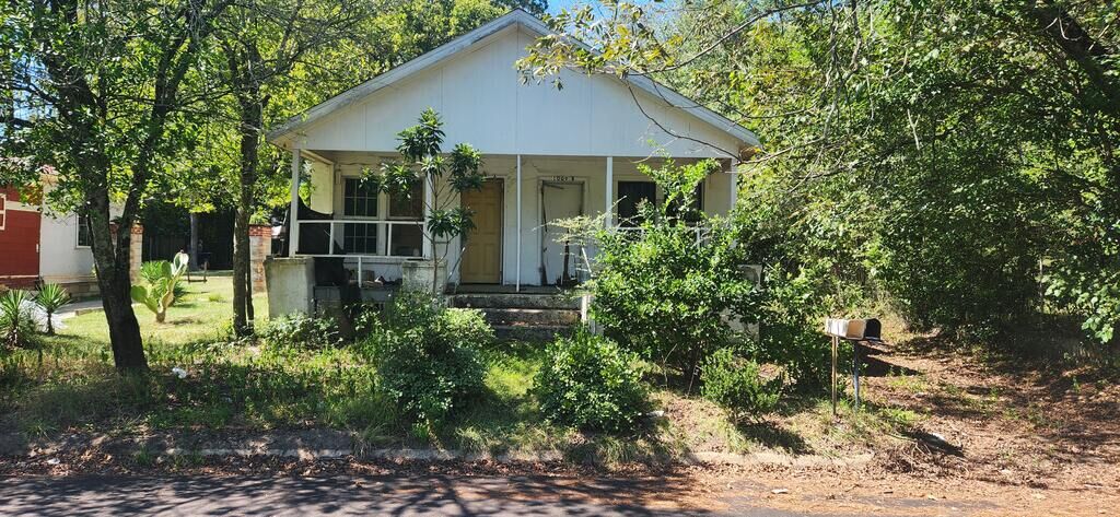 Property Photo:  1009 Linden Street  AL 36303 