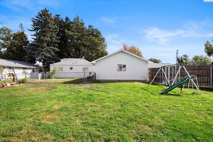 Property Photo: 1616 W 4th Place WA 99336